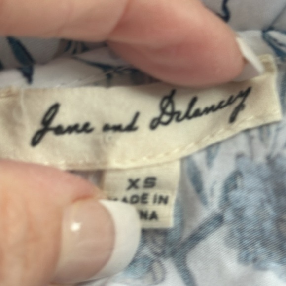 Francesca's top white blue floral bell sleeves size XS fresh clean - Picture 6 of 9